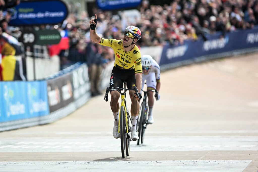 Wout Van Aert rescata a la historia en Roubaix