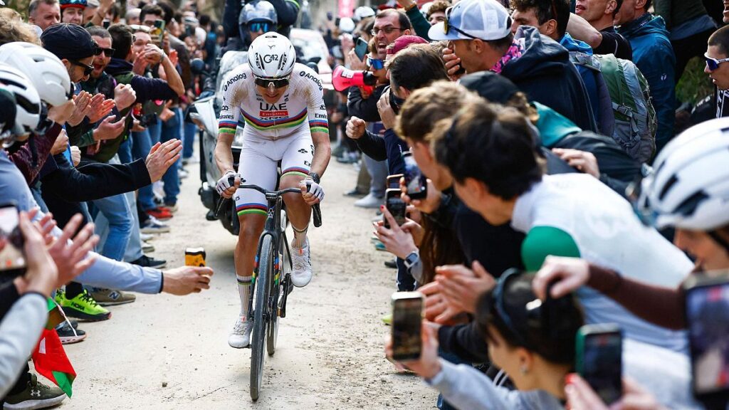 Tadej Pogacar, de paseo por la Strade Bianche (¿es atractivo este ciclismo?)