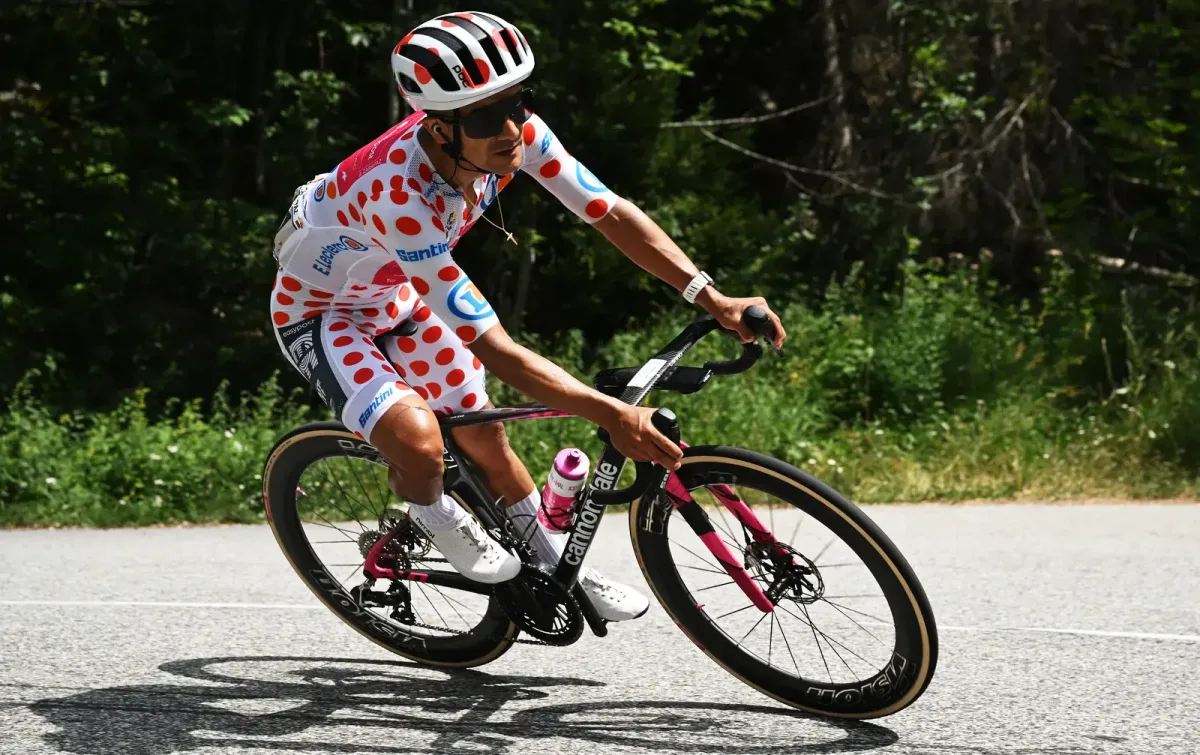 ¿Debe Richard Carapaz correr la Vuelta?