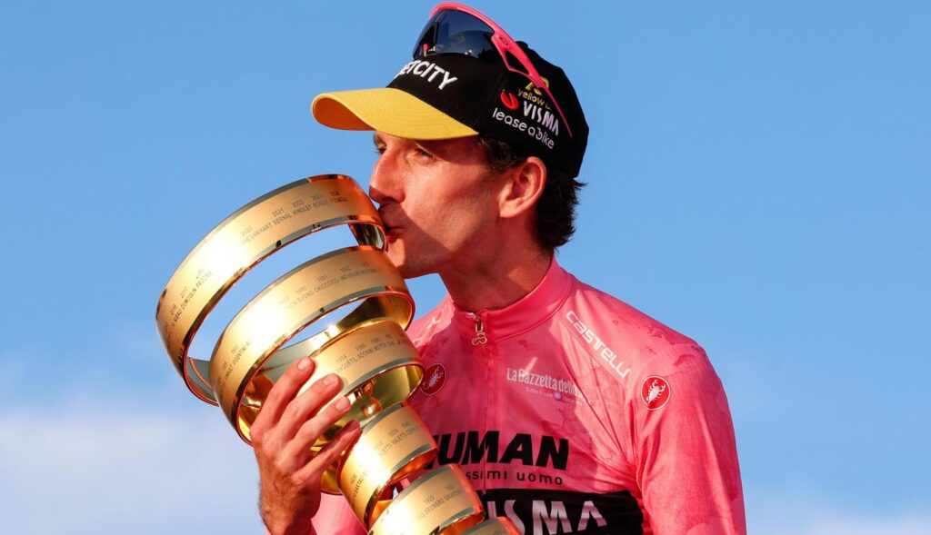 Simon Yates levanta el trofeo como campeón del Giro de Italia 2025